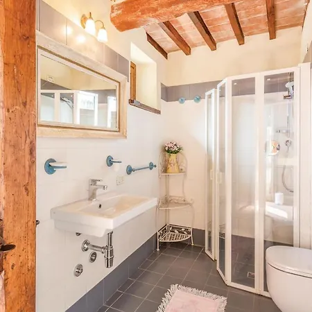 3 Bedroom Cozy Apartment In Ponte Alla Chiassa Ar Apartment