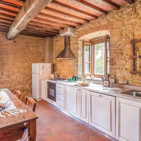 3 Bedroom Cozy Apartment In Ponte Alla Chiassa Ar Chiassa Superiore
